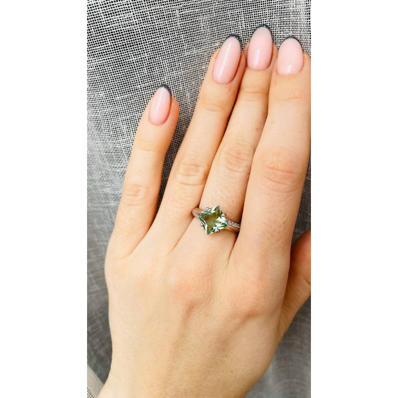 Срібна каблучка з зеленим кварцем та фіанітом 092-6410