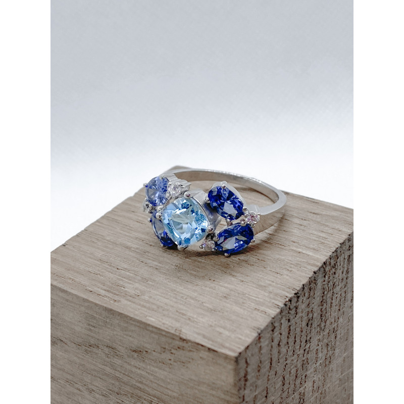 Срібна каблучка з скай топазом та фіанітом 143-393110 