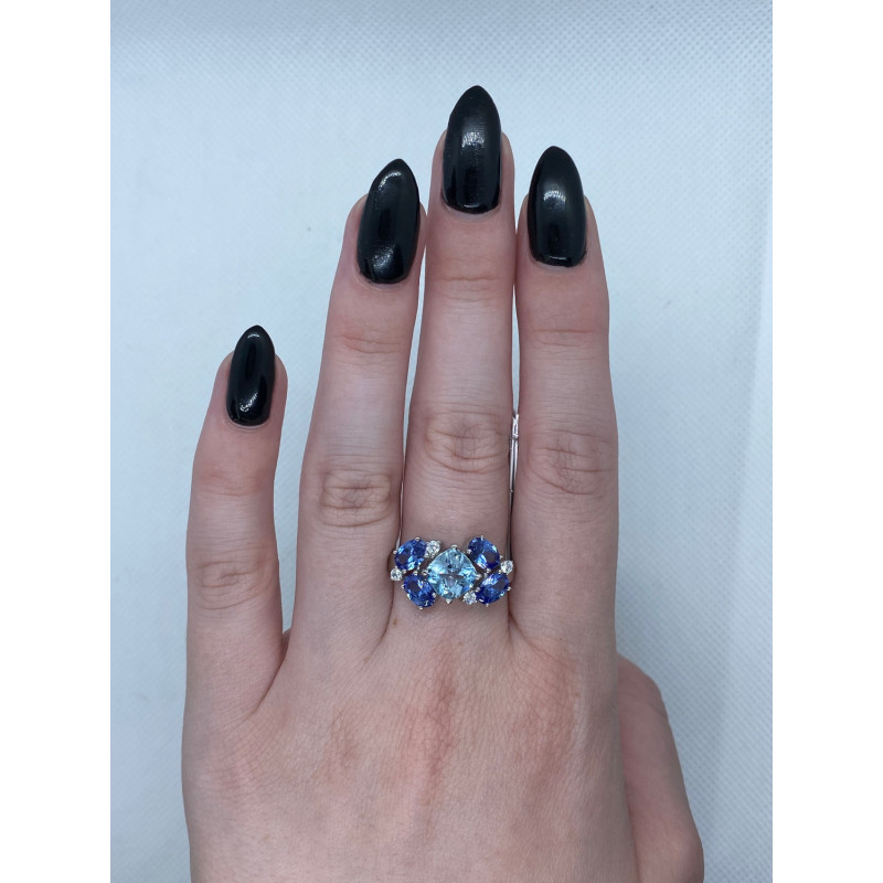 Срібна каблучка з скай топазом та фіанітом 143-393110 