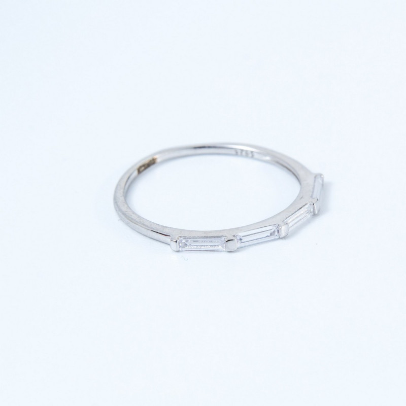 Срібна каблучка зі вставками фіанітів 01-00013-10 